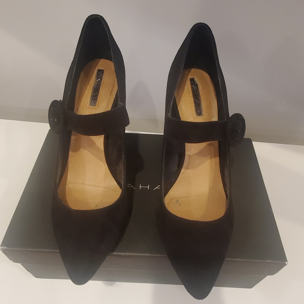 Tahari suede Avery shoes